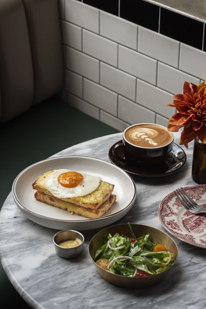 Breakfast and coffee table at LA PLANTE